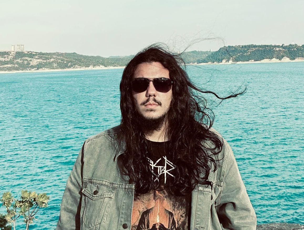 Doğukan Özüişçi'nin deniz kenarında portresi